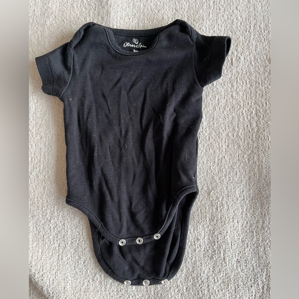 Oliver & Rain black short-sleeved tee onesie - size 3 months